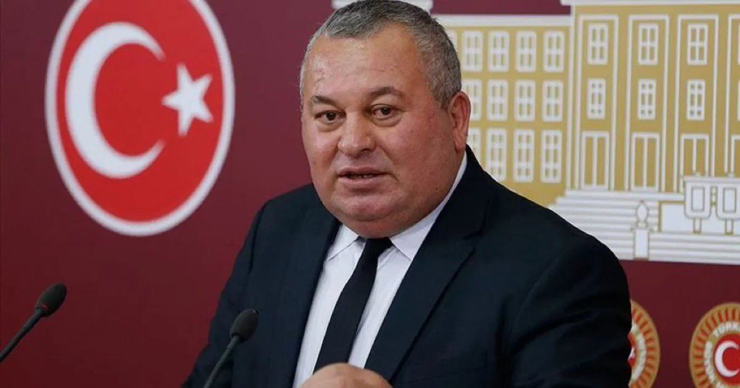 sokakkedisitv's tweet photo. 🗣️YENİ Parti Milletvekili Cemal Enginyurt:

"Erdoğan'a sesleniyorum; tek tek korkutabilirsin, satın alabilirsin, korkakları yanına alabilirsin. 
Ama şunu unutma ki bir kere satmaya alışan bir kere daha satar, seni de satacaklar!

Eren Ali Bingöl’ler kaybedecek, AKP kaybedecek, halk kazanacak. Biz korkmuyoruz"