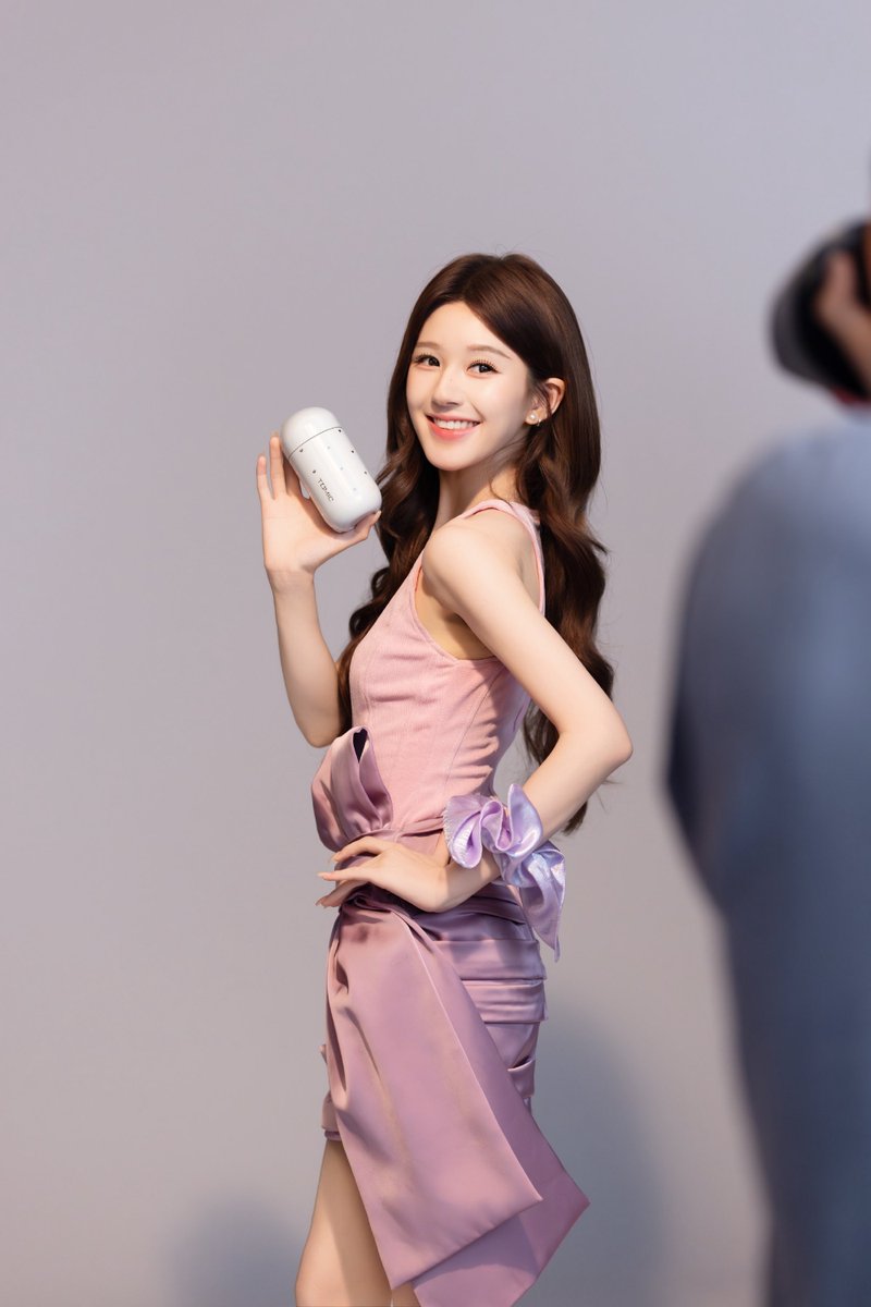 kirirosy520's tweet photo. 조로사 공작실 웨이보 업뎃 ♡ 

TOMIC特美刻 촬영 비하인드 컷 https://t.co/P7t3gTzHvI