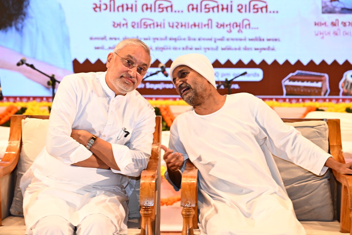 iJagdishBJP's tweet photo. કલાનગરી વડોદરાના આંગણે સુર, સંસ્કાર અને સંસ્કૃતિનો અલૌકિક સંગમ... 

આજે વડોદરા મહાનગર ખાતે કલાનુભૂતિ સંસ્થા દ્વારા આયોજિત 'હું છું ગુજરાતી' કાર્યક્રમમાં ઉપસ્થિત રહી પરમ પૂજ્ય શ્રી જગદીશાનંદજી (રંગબાળ)ના સ્વ કંઠે ભજન, લોકસંગીત અને સંતવાણીના દિવ્ય સ્વરોનો રસાસ્વાદ કરવાનો સુઅવસર પ્રાપ્ત થયો.

ગુજરાતની સમૃદ્ધ સાંસ્કૃતિક પરંપરા, આધ્યાત્મિક વારસા અને માતૃભાષાના ગૌરવને ઉજાગર કરતો આ કાર્યક્રમ સંગીત, સંસ્કાર અને ભક્તિનો અદ્ભુત સંગમ બની સૌને નવી ઊર્જા અને પ્રેરણા આપનાર રહ્યો.