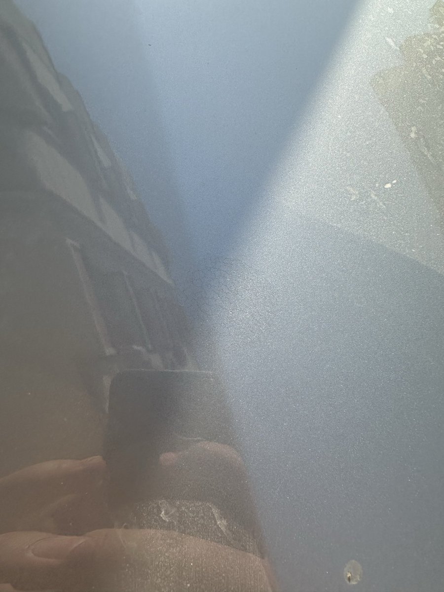 EminArsu's tweet photo. 2 ay önce bayiden 0 kilometre olarak aldığım ford curier füme renk arabaya kuş pisledi ve boya bu şekilde kabardı. Müşteri hizmetleri ile görüştük hiçbir şekilde yardımcı olmayıp kullanıcı hatası olduğunu dile getirdiler. Kuşların kıçına don mu bağlayalım @fordturkiye @ford https://t.co/A6hpwDpNJF