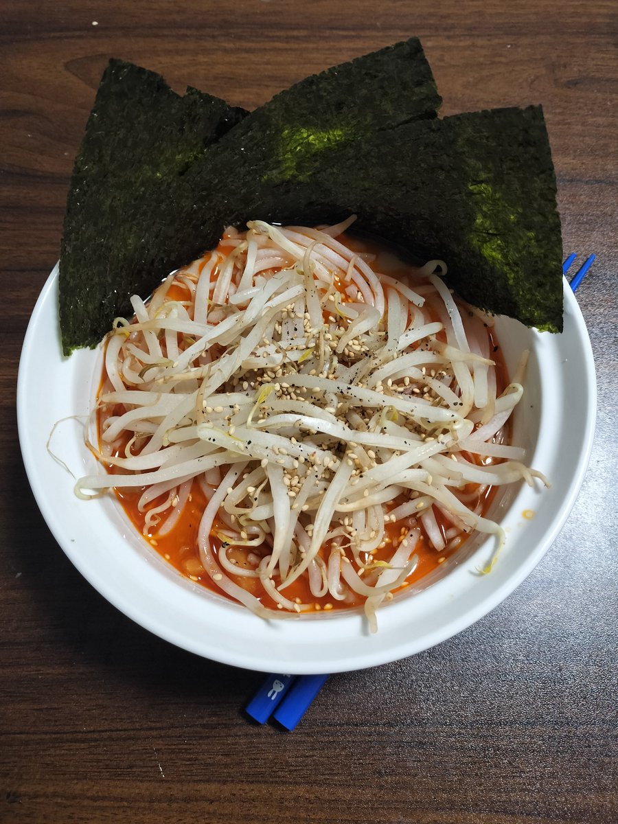 ohayokun's tweet photo. 26日目の夜。コムタンラーメン。ラー油とレンチンもやしをたっぷり。
#PR #ロカロヌードルモニター https://t.co/0YfSLUikix