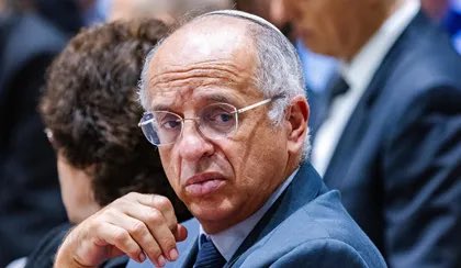 smadar_shmueli's tweet photo. הסולברג והיפוכו 

1. יום אחד לא יהיה בישראל בגצ ושופטים כמו נועם סולברג מקרבים את היום הזה. אני מבינה שסולברג עושה קאט לדבר הפשוט שכל המפלגות עושות ביום הבוחר, לאתר מצביעים שלא הצביעו ולהביא אותם (אם הם מעוניינים) לקלפי. הדבר הזה שהיה שגרה בישראל ביום הבחירות הוא פתאום ובלי הסבר עבירה על חוקי הבחירות, כי ככה השופט סולברג קבע.; 

2. אותו גאון דגול נועם סולברג לפני פחות משבוע החליט שלהביא מצביעים ישראלים לקלפי שגרים בחוצלארץ זה בעצם הכי חוקי. כלומר להעביר מצביע את הכביש בחינם אסור, אבל להטיס מצביע מניו יורק לנתבג זה על הכיפאק. לסייע לקשישים לממש את זכותם הדמוקרטית זה לא דמוקרטי, אבל להטיס שמאלנים טחונים בתשלום עתק לביקור בארץ זה מסדרון הומניטארי. איף איף איף… 

3. אין לי ספק שיד היועצת המודחת בהרב־מיארה בדבר. משהונחה התשתית המשפטית, הפרקליטות תוכל לפתוח בהליכים נגד כל מזכיר קלפי ופעיל שטח מהצבע הלא נכון, כדי לצאת בכותרת הדמגוגית שהבחירות זוייפו. הלו קפלן, אל תשכחו שאנחנו בוגרי ה-7 באוקטובר ואנחנו רואים לכם הבריף הזדוני החדש. כולכם חבורה חסרת בושה וחסרת מעצורים.

סמדר הילה שמואלי 
מתמודדת בפריימריז בליכוד
במשבצת אישה חדשה 

אנא שתפו