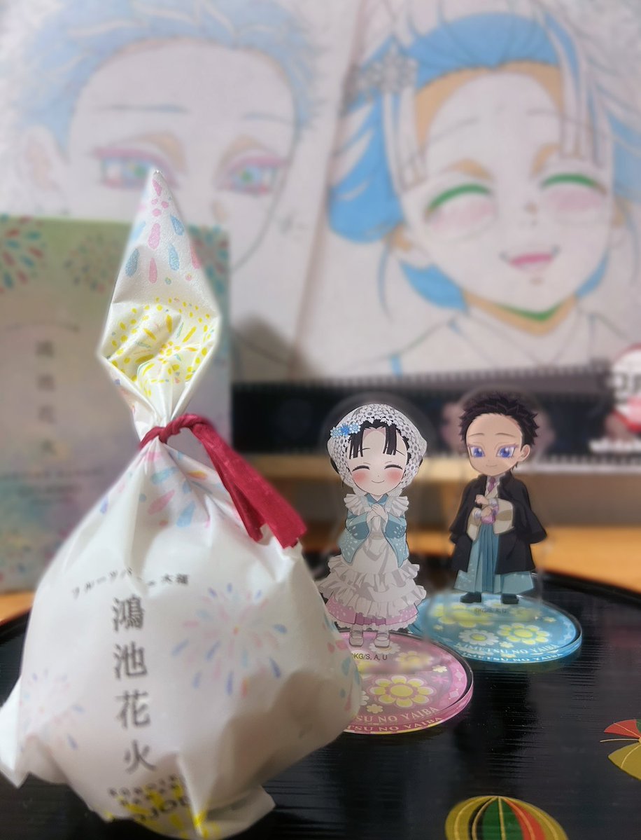 konamon529's tweet photo. 頂き物の鴻池花火🎆と狛恋

2枚目を撮ってて気づいたけど
このアクスタは「恋さんが欲しそうにしているものを言い値で買おうとする後方旦那面狛」の概念なのでは？ https://t.co/YE5YckH8u3