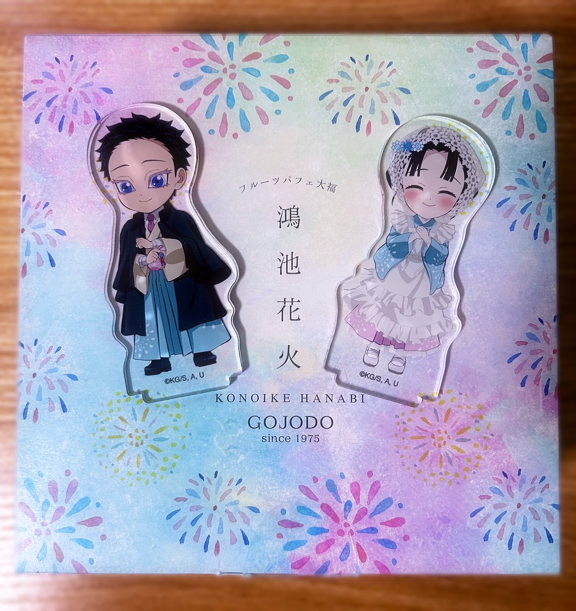 konamon529's tweet photo. 頂き物の鴻池花火🎆と狛恋

2枚目を撮ってて気づいたけど
このアクスタは「恋さんが欲しそうにしているものを言い値で買おうとする後方旦那面狛」の概念なのでは？ https://t.co/YE5YckH8u3