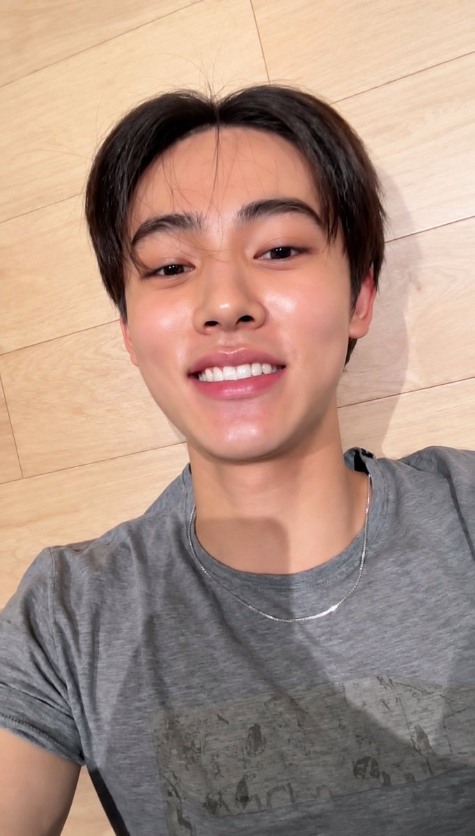 scathryy's tweet photo. paling gak bisa bgt kl nyon udah pakai kaos abu-abu 😭😭😭 https://t.co/92Fr6OMEtg