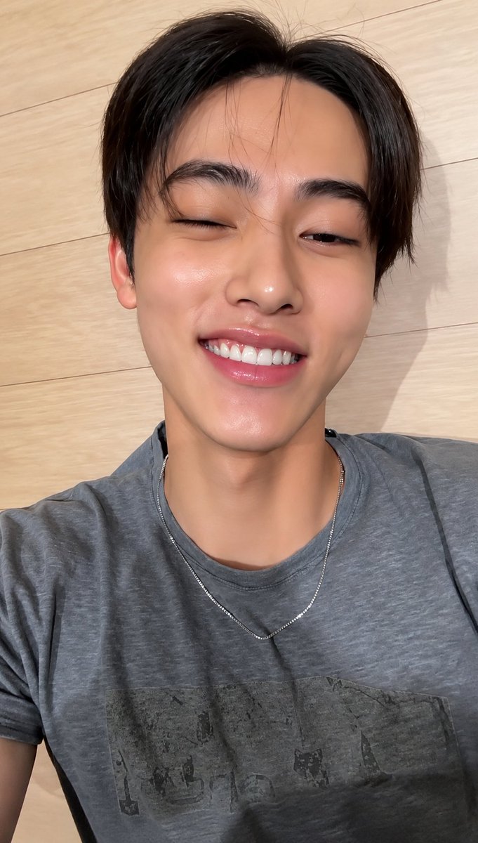 scathryy's tweet photo. paling gak bisa bgt kl nyon udah pakai kaos abu-abu 😭😭😭 https://t.co/92Fr6OMEtg