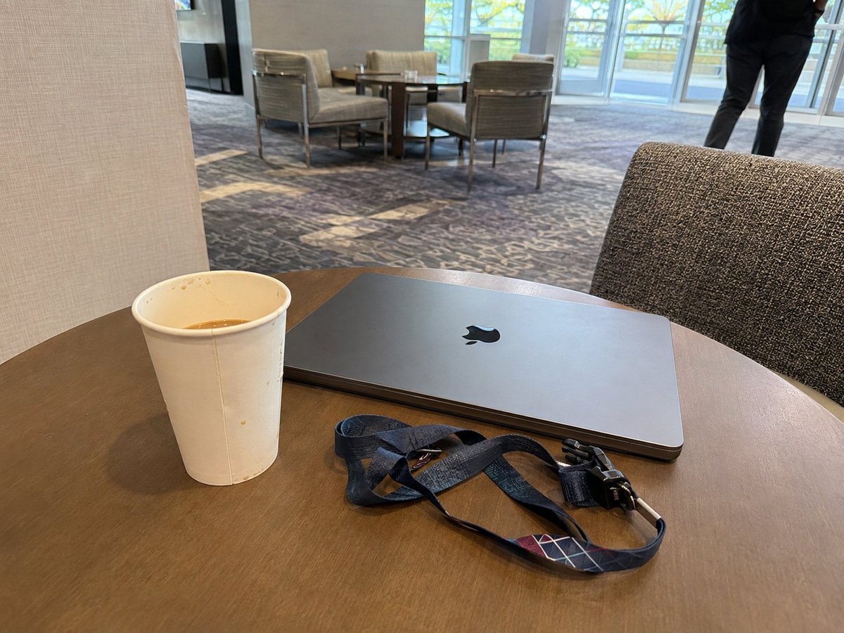 iqwcwaa's tweet photo. Walking into another busy morning in the Bay Area. Founders, engineers, investors… everyone is chasing a different version of the future. https://t.co/KOaRyMxDic