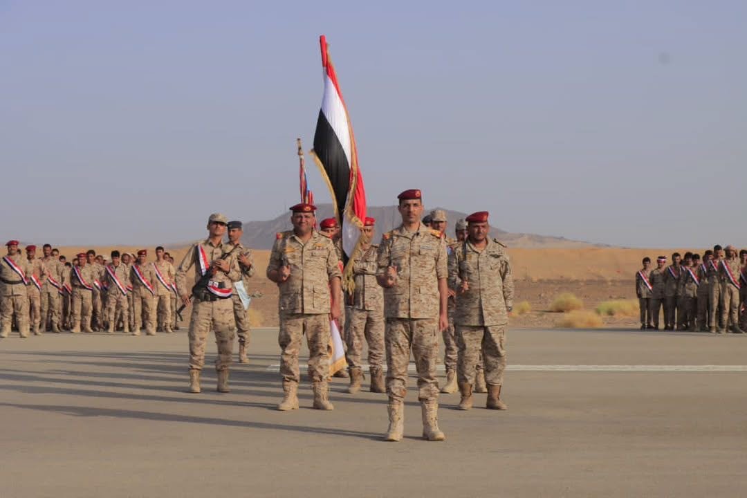 fathibnlazrq's tweet photo. لن أبعث أي تعاز تقليدية، بل أقف بكل اعتزاز خلف جنود جيشنا البطل، وأشد على يد كل مقاتل وجندي يمني في الجبهات والمعسكرات، وأقول لهم: أنتم مشاريع شهادة وحرية، وأنتم سور اليمن وسنده ورايته التي لن تسقط.
اثبتوا وارفعوا رؤوسكم، فخلفكم شعب كامل يعرف قدر تضحياتكم، ويدرك أن الطريق إلى الدولة والكرامة لا يصنعه المترددون، بل الرجال الذين يثبتون ساعة الشدة، ويتقدمون حين يتراجع الآخرون.
نحن الصحفيين أيضا سالت دماؤنا، وخسرنا زملاء وأصدقاء، ولم تسلم أسرة ولا قرية ولا مدينة من بطش هذه الجماعة الباغية. أعطوني يمنيا واحدا لم ينله ضرر الحوثي، أو لم تمس معاناته بيته وراتبه وأمنه ومستقبله!
هذه معركة شعب كامل، وليست معركة الجنود وحدهم. معركة اليمني في مأرب وتعز والحديدة والضالع وشبوة وحضرموت والمهرة، ومعركة كل بيت يحلم بالدولة والأمان والحرية.
اليوم ليس يوم انكسار، بل يوم ثبات وعنفوان. كل استهداف يزيدنا يقينا بعدالة المعركة، وكل تضحية تقربنا من استعادة الدولة. اثبتوا يا أبطال اليمن، فأنتم عنوان القوة والشرف، وخلفكم شعب لن ينسى تضحياتكم، ولن يقبل أن تذهب دماء رفاقكم سدى.
الرحمة للشهداء، والشفاء للجرحى، والقوة والثبات لكل جندي يحمل راية اليمن ويدافع عن أرضه وشعبه وجمهوريته. نحن معكم، وخلفكم، وإلى جانبكم حتى يعود اليمن حرا عزيزا شامخا.