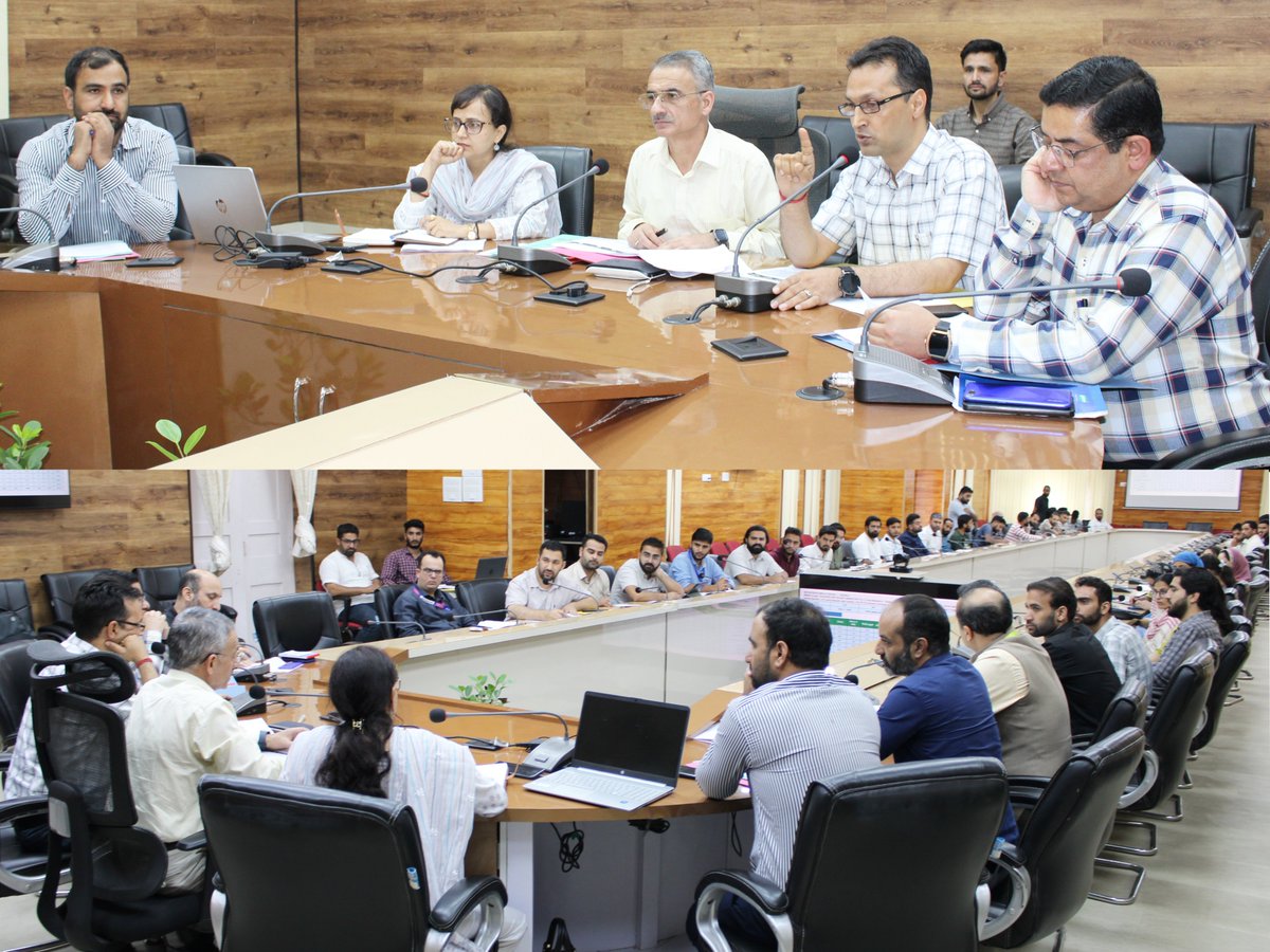 CentreDoda's tweet photo. DDC Doda Sh. Krishan Lal reviewed the implementation of Mission YUVA, stressing intensified awareness, timely verification of applications, stronger bank credit linkages and coordinated efforts to promote youth entrepreneurship across the district. #MissionYUVA #Doda #DIPR https://t.co/LcDnxFXHrF