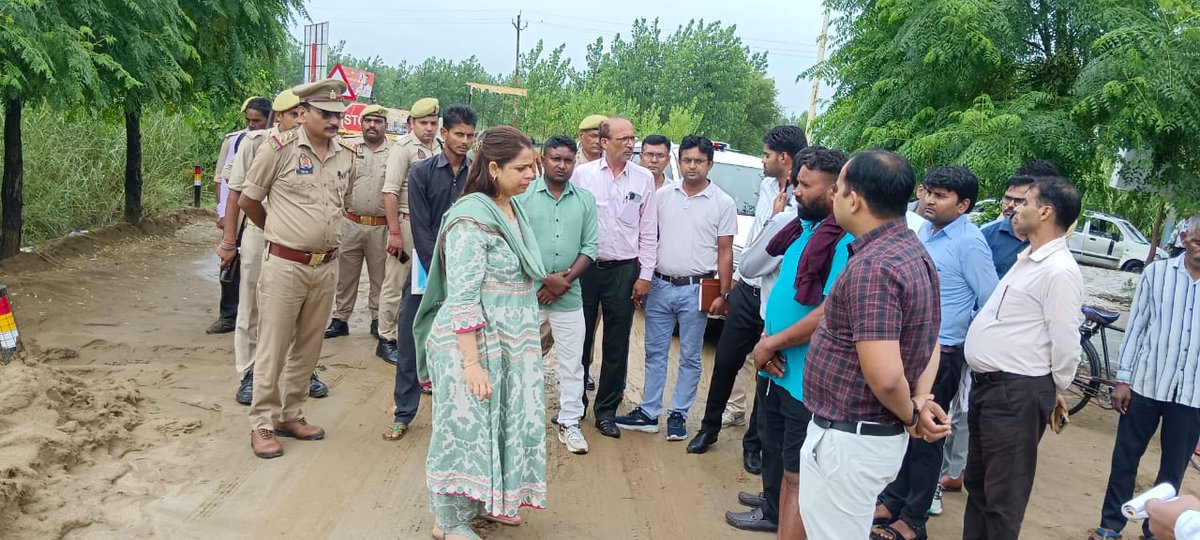 dmbijnor's tweet photo. आज 06 अगस्त, 2026 को जनपद में चान्दपुर से हस्तिनापुर मार्ग तक बाढ़ से प्रभावित एवं क्षतिग्रस्त मार्ग का स्थलीय निरीक्षण कर वर्षा एवं बाढ़ के पानी की समुचित निकासी सुनिश्चित करने हेतु सम्बन्धितों को आवश्यक दिशा-निर्देश दिये गये। https://t.co/2rDfr2amcl