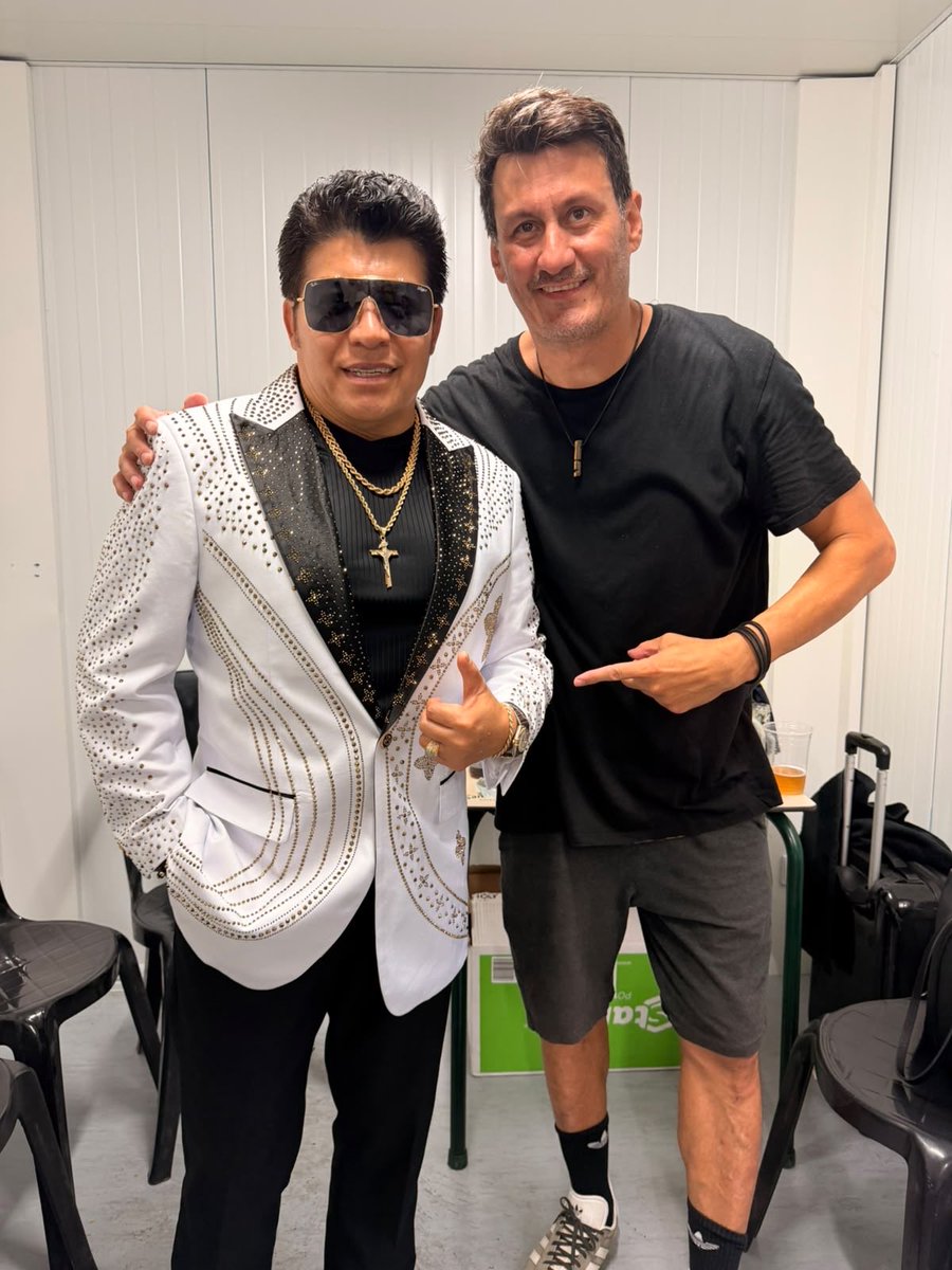 CarlosPerdomo75's tweet photo. Canto y bailo la @F_deEcuadorBcn con el más querido @elmasqueridogm pura alegría, ritmo y sabrosura.

🇪🇨💃🪩🕺

📹/ @ATuRitmoTvBcn 
🧑‍💻/ https://t.co/NgRnYUugpD https://t.co/ildjhliZDL