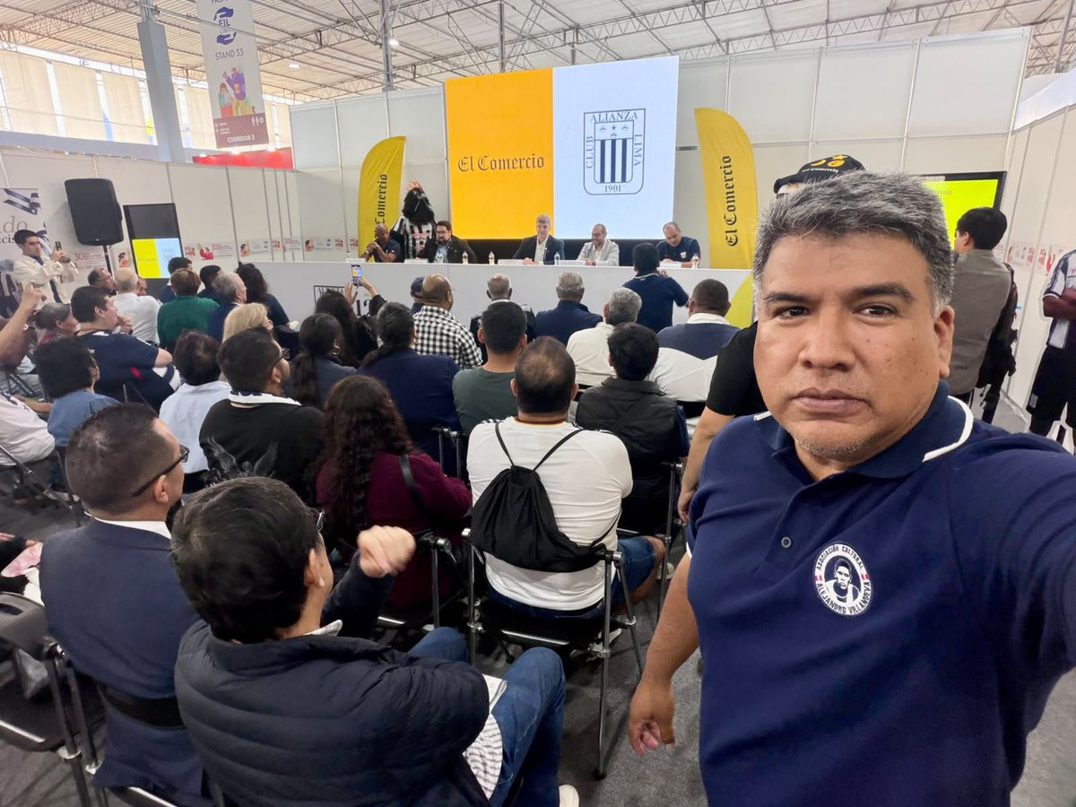 alejvillanueva9's tweet photo. Hay cosas que lo llevaras de x vida con mucha alegría. Hoy se presentó el libro “Íntimos y Eternos”. Y fue un honor para mi que este importante libro me cite como apoyo en su elaboración. Que más le puedo pedir a la vida! Gracias equipo de mis amores, esto jamás lo voy a olvidar. https://t.co/Hh5WDOZJTr