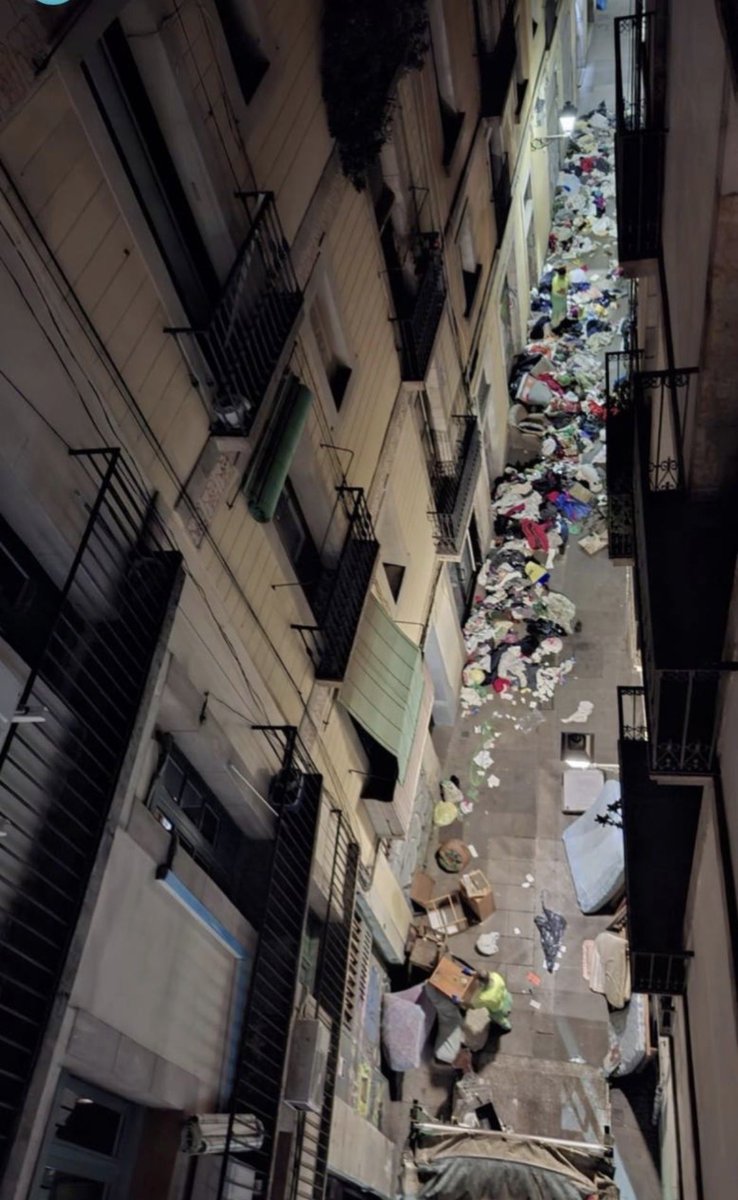 jordiamelabcn's tweet photo. Aquesta és la Barcelona real. La Barcelona de Collboni. No la que s’amaga darrere d’obres eternes pensades per tallar una cinta i fer una fotografia.

La Barcelona d’avui és sinònim de decadència. Inseguretat, brutícia, desordre i resignació…

Només un nou rumb pot posar fi a aquesta situació. Aliança Catalana, de la mà de Jordi Aragonès i amb el suport de milers de barcelonins, revertirà aquesta decadència.

És hora de recuperar Barcelona amb seny i ordre.

@jordiaragonesm @Barcelona_ACat  @CatalunyaAC  @BeaHomedes
