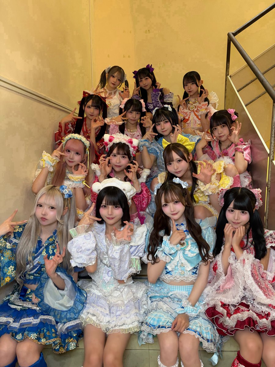 Yoruamiofficial's tweet photo. 【📣メガアミューズ⭐️】

みんなのバカデカボイス最高📣🎡
衣装交換したメガアミューズさんも可愛いでしょ〜？♡

 #よるあみ https://t.co/ByWHChJoMx
