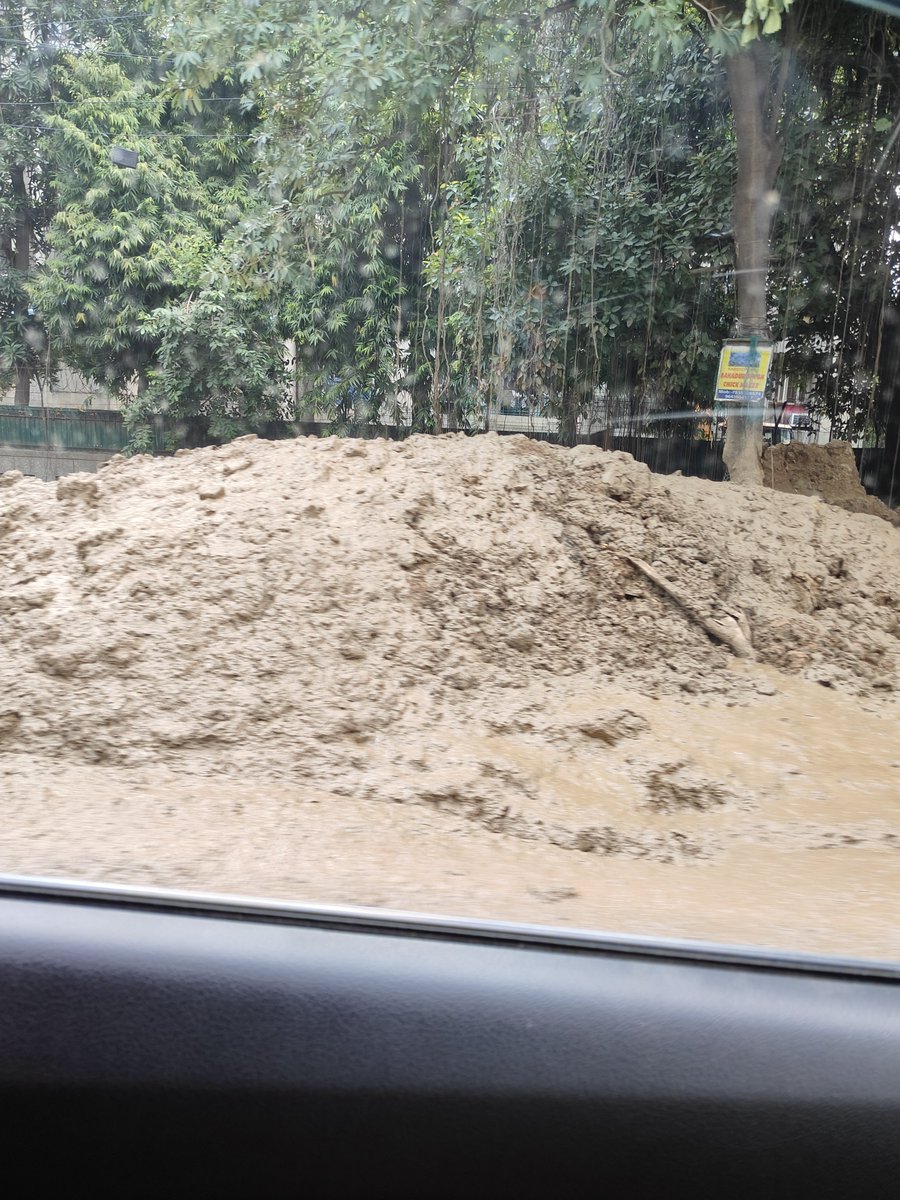valuecitizen's tweet photo. @myogiadityanath @AMRUTCityGzb गाज़ियाबाद के इंदिरापुरम में खुदाई से निकली मिट्टी का ढेर पिछले 15 दिनों से पड़ा हुआ है और इसे हटाने की ज़िम्मेदारी कोई नहीं ले रहा है। इससे रोज़ाना आने-जाने वालों को बदबू और ट्रैफ़िक की भारी परेशानी हो रही है। क्या सरकारी तंत्र इसी तरह काम करेगा? https://t.co/FdzNW3NWGB