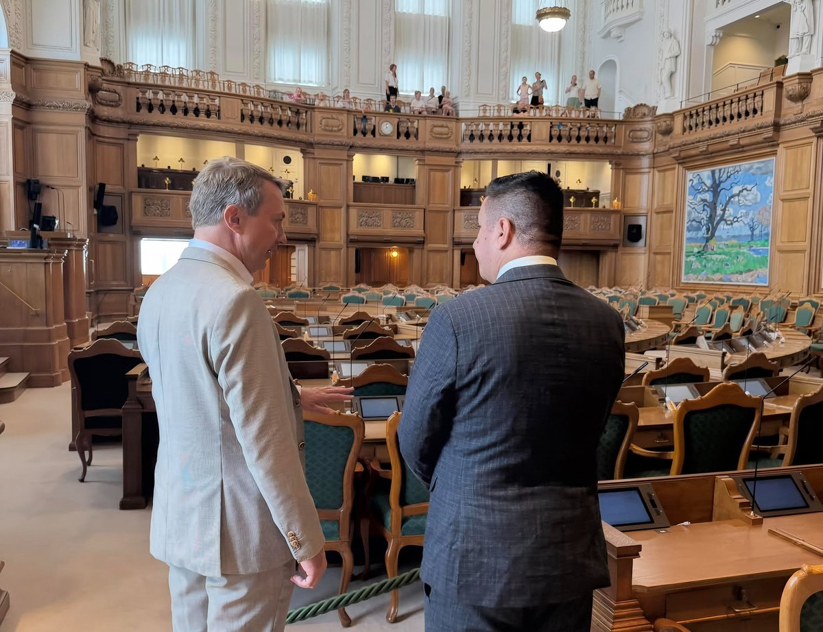 Dajkovic's tweet photo. (ODGOVOR NA MEDIJSKE LAŽI) SRBIN IZ CRNE GORE U DANSKOJ SKUPŠTINI 🇷🇸 🇩🇰

Razumijem da moje političko djelovanje u proteklom periodu izaziva veliku pažnju u Crnoj Gori, ali i regionu. To samo govori da će stranka kojom rukovodim bez ikakve sumnje biti zastupljena u narednom sazivu crnogorske Skupštine i Vlade. Međutim, nisam baš očekivao da ću danas postati zvijezda danskih medija.

Naime, od jutros sam dobio preko 50 poziva danskih novinara koji žele da saznaju prirodu mog susreta sa danskim političarom Mortenom Mesersmitom, uz glavno pitanje: otkud jedan „proruski“ srpski političar u danskoj Skupštini?

Međutim, tu se priča ne zaustavlja. Oglasili su se čak i danski ministar Odbrane i Spoljnih poslova, kao i niz ministara iz Vlade Danske, koji moju posjetu Kopenhagenu povezuju čak i sa Vladimirom Putinom, što je šizofreno i potpuno netačno. 

Istina je, ipak, sasvim drugačija. Sastanak sa Mesersmitom u danskoj Skupštini ugovorio sam neformalno, preko svojih prijatelja, jer sam zaista oduševljen njegovim političkim programom, koji je umnogome sličan našem: protivljenje EU, zaštita danske kulture, vjere i tradicije, uz snažno protivljenje nekontrolisanoj imigraciji sa Bliskog istoka.

Susret u Danskoj sam, na svu sreću, dokumentovao video-snimkom koji sam objavio na društvenim mrežama, tako da nije istina da je sastanak bio „turističke prirode“, ali nije bio ni formalan, budući da ja nisam dio crnogorske Vlade. S druge strane, Danski parlament nije baš zoološki vrt u koji turisti dolaze da se fotografišu, već najozbiljnija državna institucija.

Mortenu sam, uz prigodne poklone – crnogorsku trobojku i ikonu Svetog Đorđa – predstavio svoj politički rad, ali i situaciju u našem regionu. Naravno da nemamo iste poglede po pitanju spoljne politike, te samim tim nismo ni razgovarali o Rusiji, a posebno ne o Putinu. Ipak, ovaj susret je bio dragocjen jer sam imao priliku da iz prve ruke čujem kako razmišlja jedan mladi i uspješni danski konzervativni političar, koji će, sudeći po napadima na njega, bez dileme biti novi danski Premijer. 

Na kraju, koliko god se crnogorski mediji trudili da me ignorišu i cenzurišu, a crnogorska policija i tajna služba (ANB) da me diskredituju po nalogu Vlade, aktivnosti Slobodne Crne Gore, pa i moje lično djelovanje, pomjeraju granice i nadilaze okvire naše države. Mi se iskreno borimo za istinski srpski integralizam i slobodnu Evropu, a ne za funkcije u antisrpskoj crnogorskoj Vladi. Da zaključim u šaljivom tonu: Dogodine u Kopenhagenu, najljepšem evropskom gradu!

Vladislav Dajković

Predsjednik Slobodne Crne Gore
