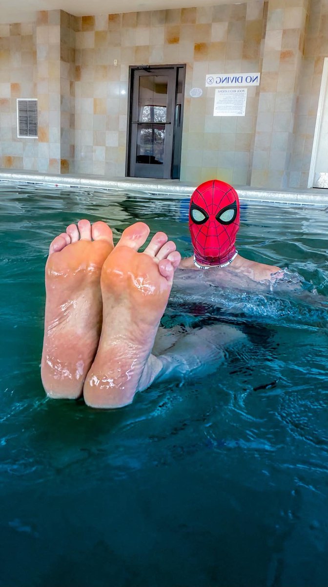 FelixOliverCHI's tweet photo. When I watched Spiderman: Brand New Day, I saw the foot scene and it made me want to reach out to the best Spiderman I know, so I messaged @jasonsofficials and asked him to do a little photoshoot as Spiderman. Here is one of the pics.
#SmallPotatoes #BigFeet https://t.co/Sjh78grGnW