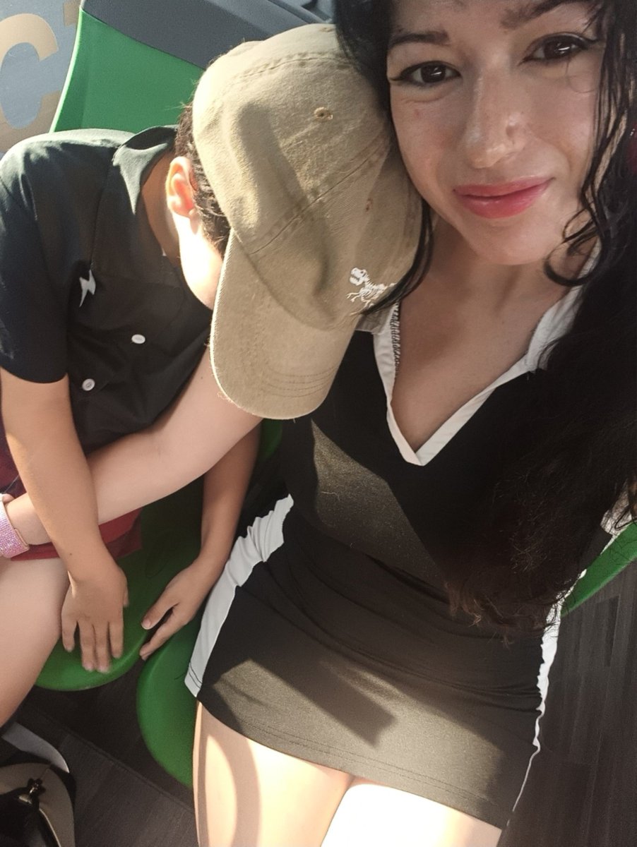 Ana_LaPersona's tweet photo. Iba en el bus literalmente así y a un tipo le ha parecido buena idea decirme "qué pena que tienes un hijo". Le he respondido "qué pena que tu madre también". https://t.co/2dQZy0D0ZL
