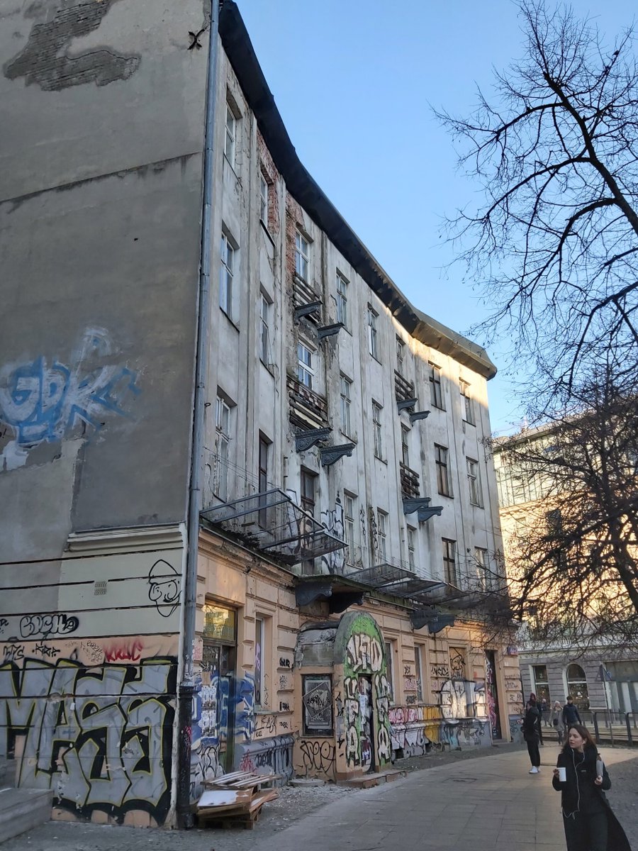 czardam's tweet photo. "Nie da się" to ulubiony argument warszawskiego ratusza. 

Nie da się usunąć graffiti z zabytkowych budynków, nie da się ogarnąć elektrycznych hulajnóg, nie da się wprowadzić nadzoru nad szpitalami, nie da się odpolitycznić spółek miejskich (rzucenie partyjną legitymacją to nie odpolitycznienie). 

Nie da się i tyle - a Warszawa w coraz większym syfie - i nie mówimy o jakiś zaułkach, a głównych ulicach...