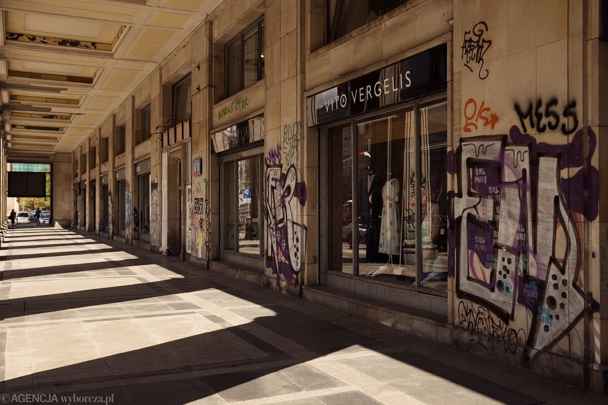 czardam's tweet photo. "Nie da się" to ulubiony argument warszawskiego ratusza. 

Nie da się usunąć graffiti z zabytkowych budynków, nie da się ogarnąć elektrycznych hulajnóg, nie da się wprowadzić nadzoru nad szpitalami, nie da się odpolitycznić spółek miejskich (rzucenie partyjną legitymacją to nie odpolitycznienie). 

Nie da się i tyle - a Warszawa w coraz większym syfie - i nie mówimy o jakiś zaułkach, a głównych ulicach...