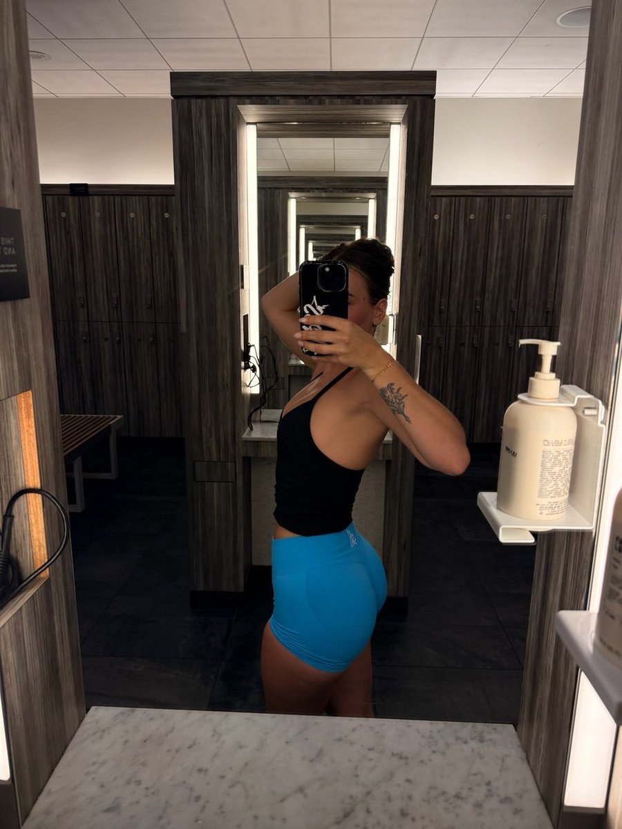 urdoseofem's tweet photo. @looonabooona13 Confidence looks good on me https://t.co/WOd4a40dN5