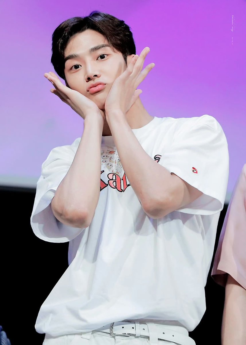 fullmoon960807's tweet photo. 디너쇼하는 그날까지 석우만 볼거야
#로밍의여름_로운아_생일축하해
버전 2.0 로운은 기대하고 기다려
#HBD_ROWOON_DAY
서구야 생일 축하해!! https://t.co/4baUGRXgFo