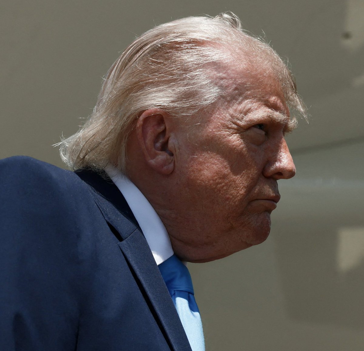 TheDemocrats's tweet photo. This was Trump's hair less than 3 months ago 🤔 https://t.co/D65dXM2JPh