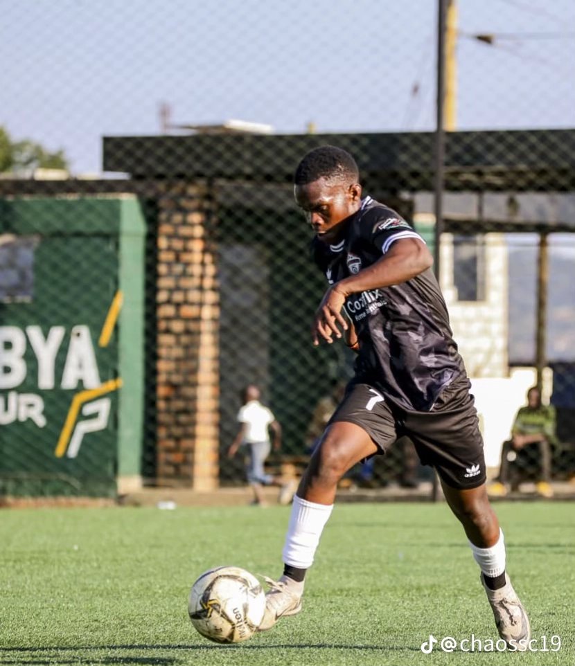 ChaosSc19's tweet photo. Kati ebya lion mulindeko naye chaos sc has this guy.🫡🫡🫡
If you have not seen him play then you have alot to pray for.
Guess the players name👇
@followgombess @Gombenians 
#GombeLeagues4 https://t.co/DzhkObLk5L