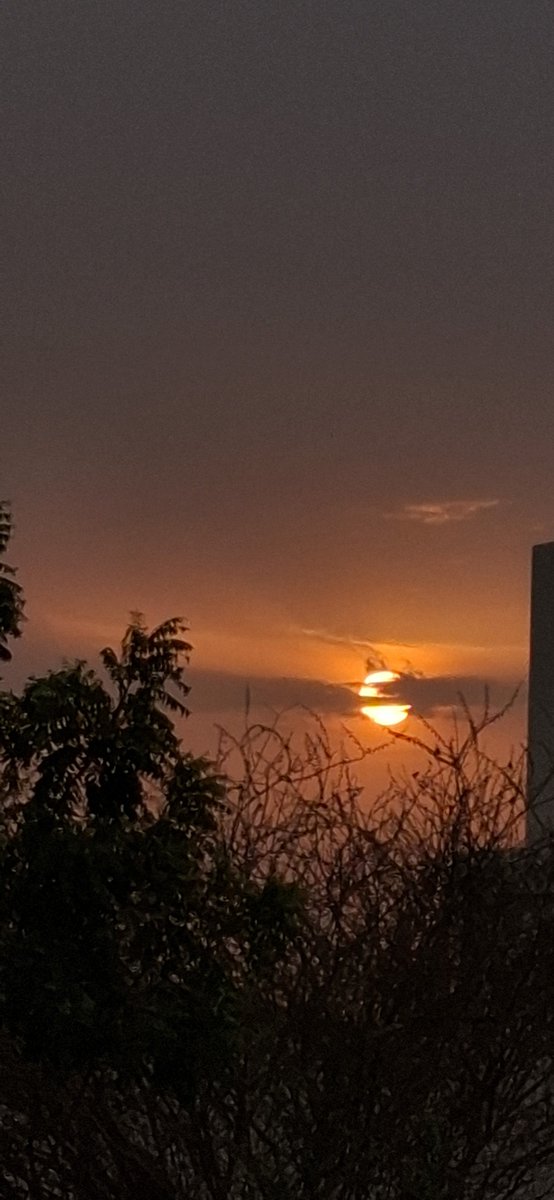 alk55al's tweet photo. محاولة تصوير لحظات من غروب الشمس 🥹 https://t.co/VWHkpjzOI0