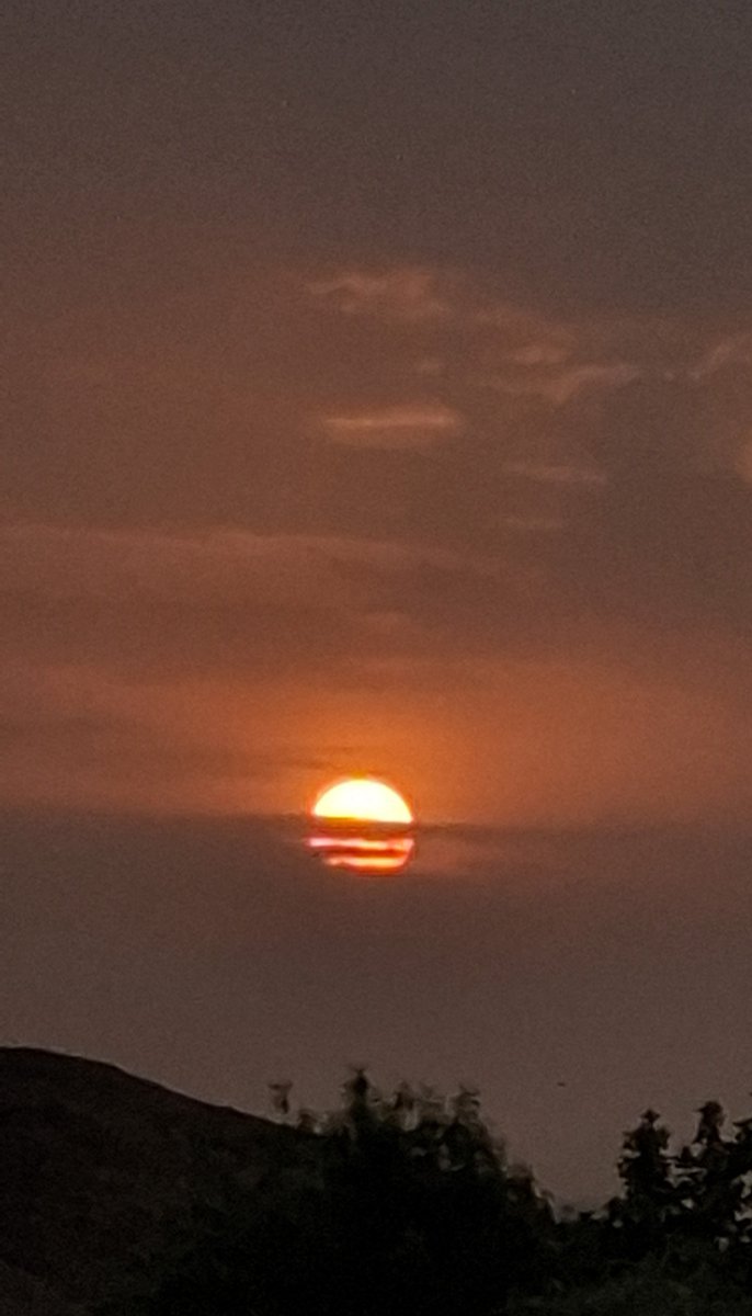 alk55al's tweet photo. محاولة تصوير لحظات من غروب الشمس 🥹 https://t.co/VWHkpjzOI0