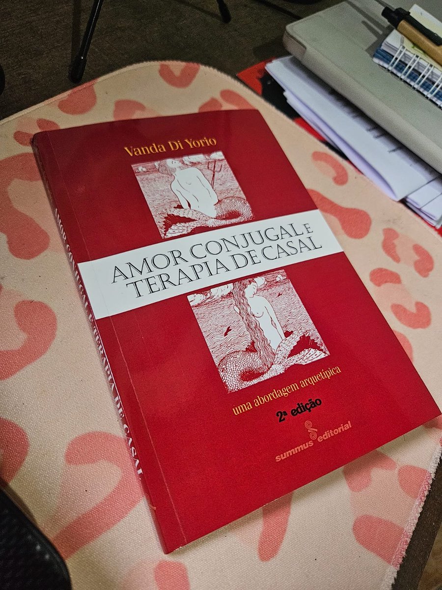 psiclaracorrea's tweet photo. Eu // livros que estou lendo https://t.co/3mOoJimh3B