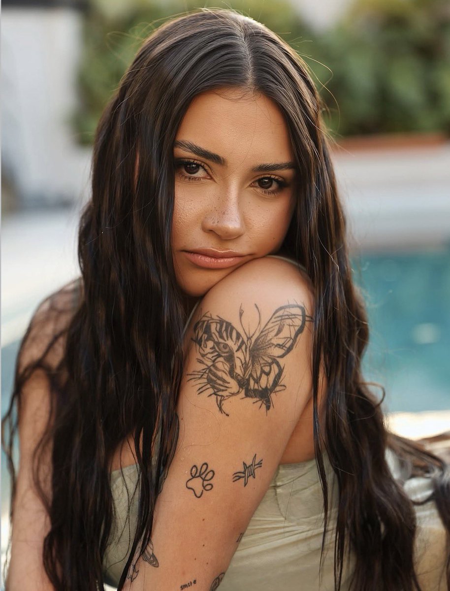 djavaniei's tweet photo. 𝓒onheça-me.
​— 𝓝ome : Jessica Monteiro
— 𝓐tura : 1,59
— 𝓘dade : 21 anos;
— 𝓢igno : Gêmeos  
— 𝓔stado civil : Solteira
— 𝓢exualidade : Bissexual
— 𝓔stação favorita : Verão 
— 𝓒or favorita : Vermelno https://t.co/gEz9OfyGlu