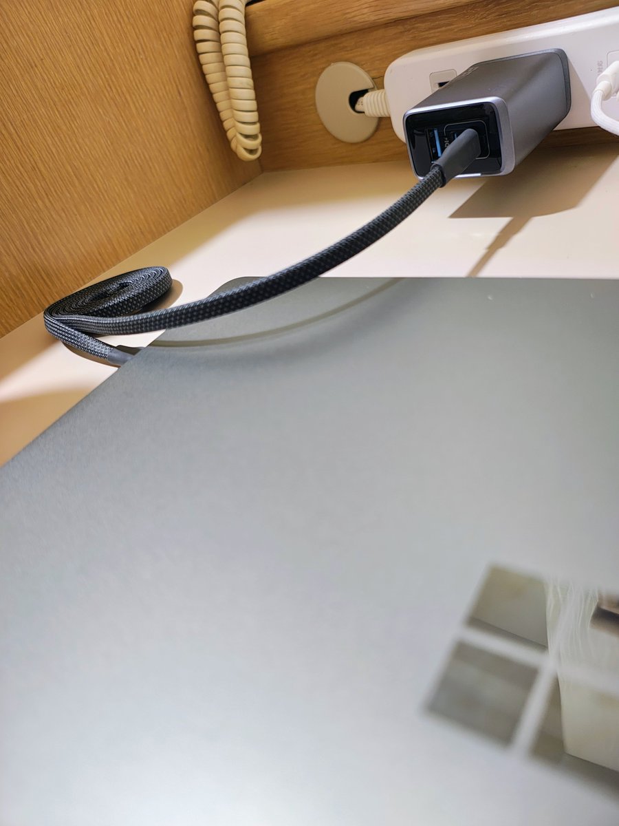 alergio20's tweet photo. 出張先でSurfaceの充電器忘れてきた事に気が付き絶望してたんだけどここぞとばかりにPD100Wのアダプタ買ってみた。
純正の充電器より何倍も小さいし軽いしかさばらないし欠点見つからなすぎる、、、
もっと早く導入すれば良かった https://t.co/rWDNe1vqql