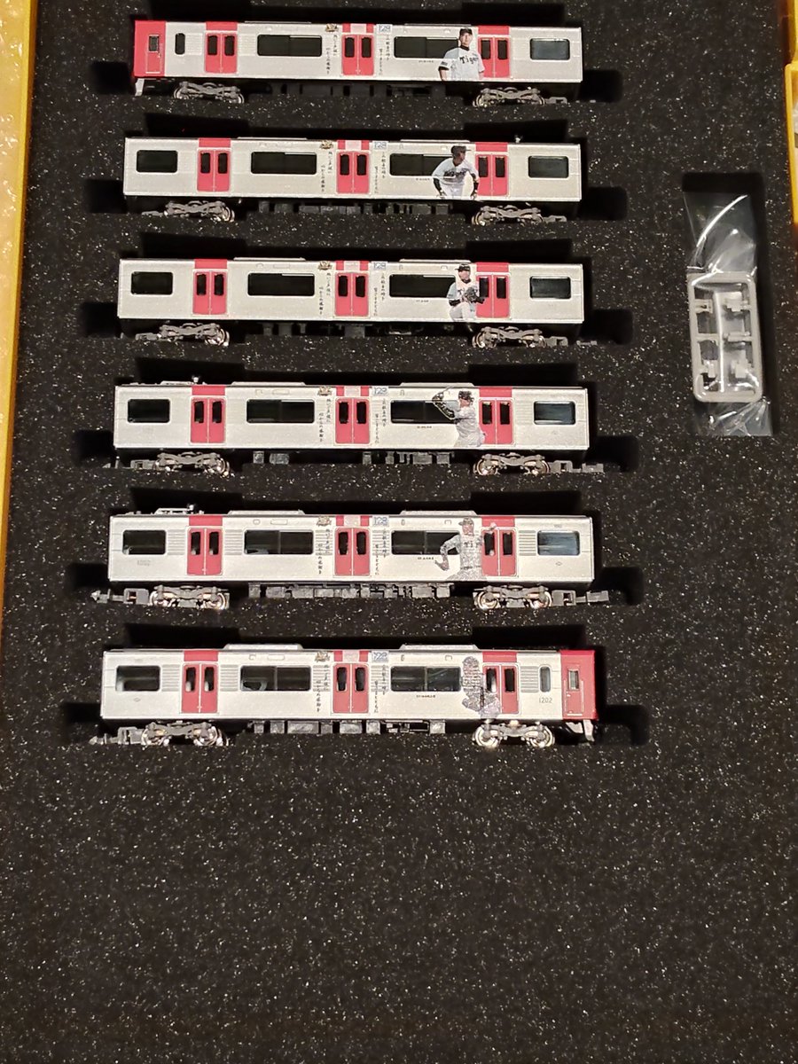 shitetsu_numa's tweet photo. ようやく #阪神1000系 が手元にやってきたので取り急ぎ開帳

バーミリオンの1000系に違和感を感じつつも、模型的にはよくできていると思います。

とりあえず週末に作業するまではこのまま寝かせておきます。

#鉄道模型 
#Nゲージ 
#グリーンマックス
#ReVermilion
#阪神電車 https://t.co/5LLF1PvxCA