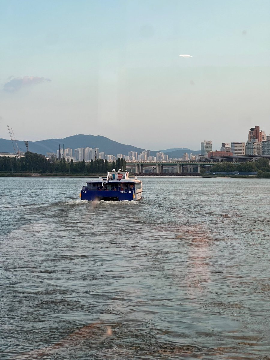 AHOF_COFCENTRAL's tweet photo. 🐶💌: We ate that BBQ at a floating restaurant on the Han River
🐶💌: The Han River bus stop is on the first floor, and the restaurant is on the second floor
🐶💌: Every time a Han River bus arrived, we greeted the people on it
🐶💌: Whenever I waved, everyone waved back, so I kind of felt like an amusement park employee
🐶💌: (sent a photo*)