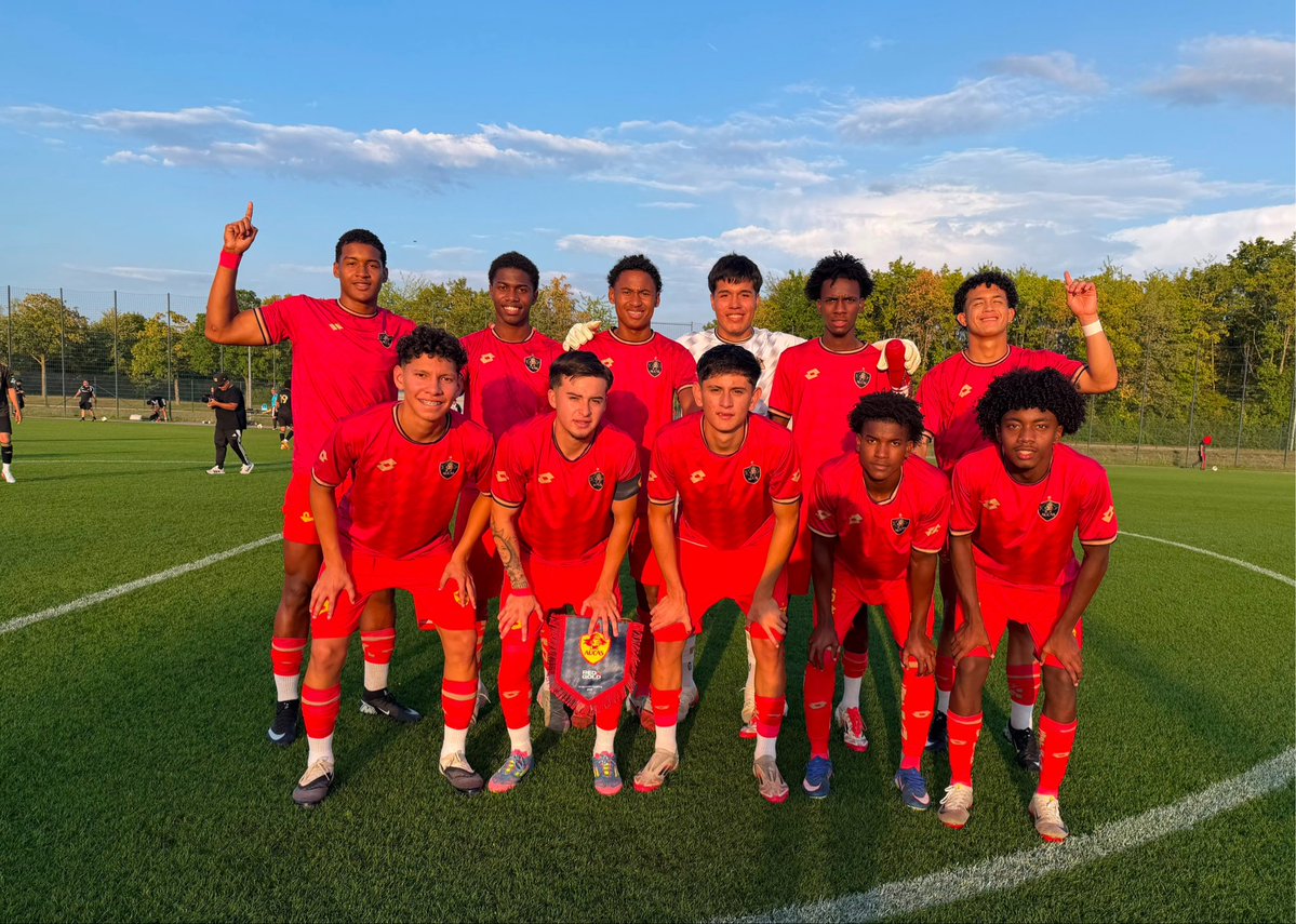 directfutbolec's tweet photo. #Aucas clasificó a la semifinal del Red and Gold Trophy tras derrotar 1-0 a #LAFC.
El equipo oriental terminó como líder de su grupo con 7 puntos, asegurando un lugar entre los cuatro mejores del torneo.
✅ Hoy disputará la semifinal frente al Bayern Múnich.
ℹ️: @AndyMoralesD para #DirectFútbol
