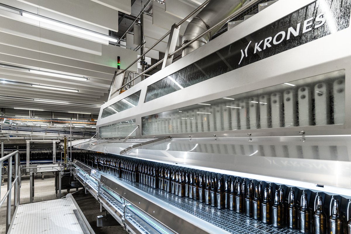 KronesAG's tweet photo. Some see empty bottles. We see a fresh start. β»οΈβ¨
The Lavatec D5 gets them ready for their next chapter.
#Krones #KronesAG #Lavatec https://t.co/kJiobiKsS0