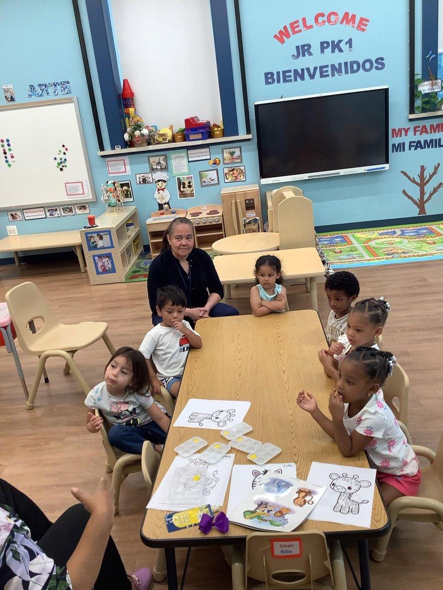 CentroNia's tweet photo. Our #earlylearners at CentroNía Stevens ELC have been learning about zoo animals and practicing their artistic abilities!

We love to see our students have fun, learn, and express who they are in their art 🎨🦒

#centronia #childcare #kidactivites #earlylearning https://t.co/GbpzIOiU2u