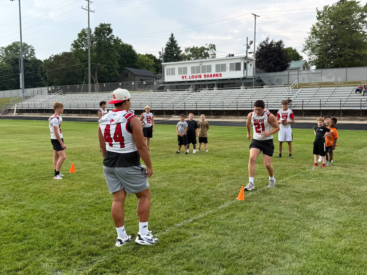 MerrickBrock44's tweet photo. 🦈 I had a chance to help out at our youth camp last night with my teammates. It was great seeing all the young guys coming up and how excited they are for football season. Looks like they have big plans too 💪🏈

@SLSharksFB @STLSharks @DOFRecruiting @Coachvon05 @benbrock8 @CarsonZacharko @BraydenGeer2028 @RudyClapp23