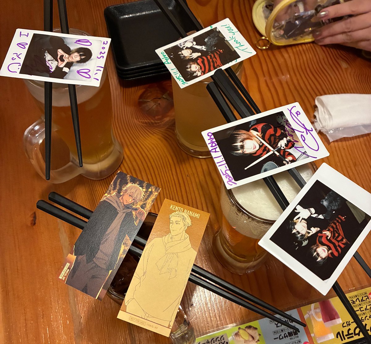 tbk58ei's tweet photo. 過去写真の整理してたら1人だけライブ行ってない人の写真出てきた。
※ライブ後に合流してる。 https://t.co/fLMhKgcz0S