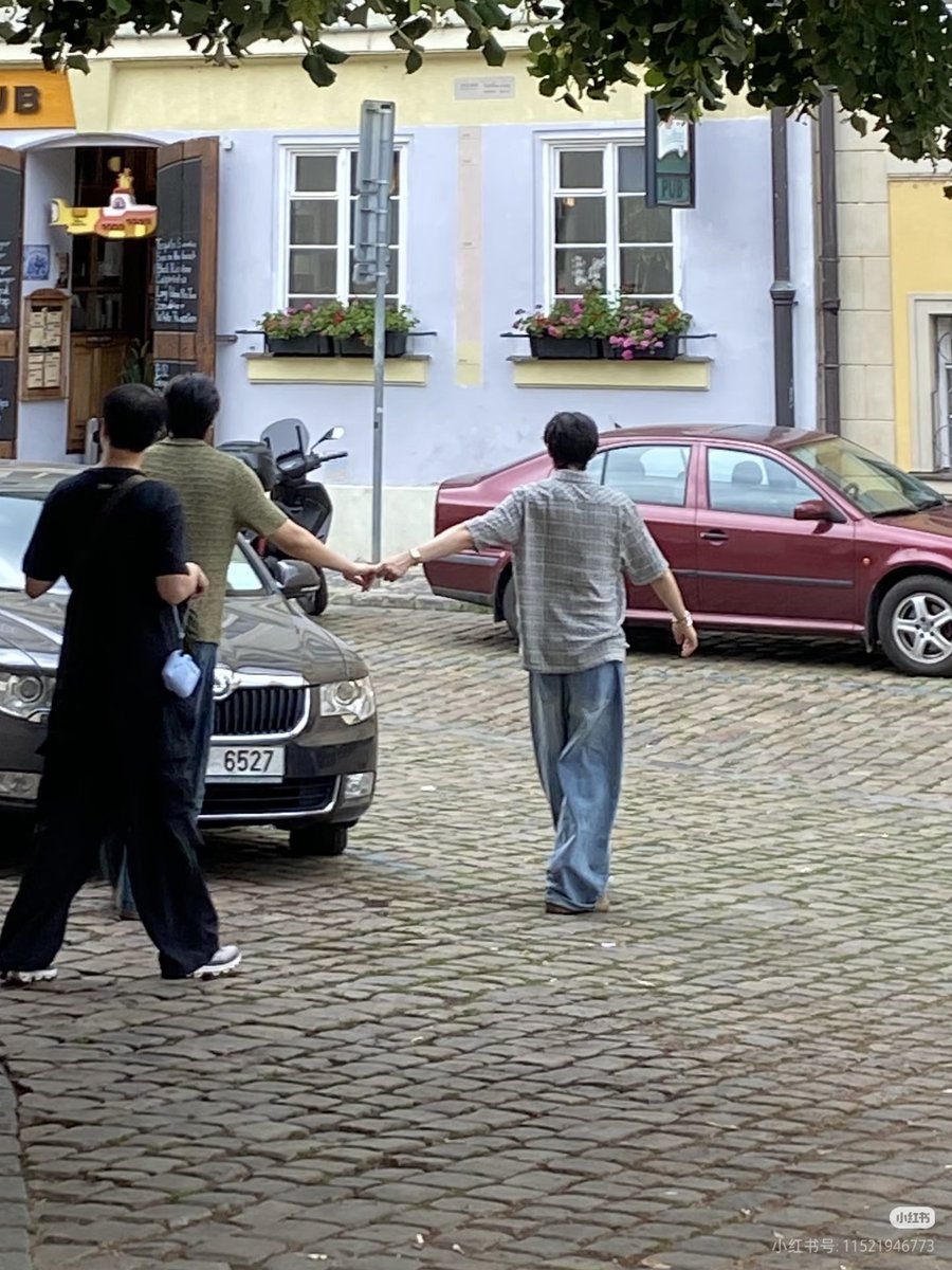 KaoY_TZ's tweet photo. Even travelling in the Czech Republic, they never let go of each other’s hands.

Image source: Xiaohongshu @huen 

#ToptapMinlee https://t.co/Nu4C8XCbqO