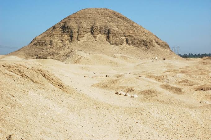 Megalithic12000's tweet photo. A Roman writer recorded 90 steps leading down inside Egypt's labyrinth.

He also described doors that made a sound like thunder, and passages walked in total darkness.

Pliny the Elder wrote that in the 1st century AD, drawing on older accounts rather than his own eyes. None of it has ever been checked against the ground.

🔹The roof was stone
🔹Statues of kings stood inside
🔹Herodotus counted 12 covered courts
🔹Some columns were cut from porphyry stone
🔹Diggers uncovered a megalithic wall there this year

Herodotus went there 500 years before Pliny and asked to see the lower level. The keepers turned him back, saying the kings who built the place were buried down there with the sacred crocodiles.

A Roman emperor inspected the labyrinth around AD 200, according to a later imperial biography, which is 650 years after Herodotus was turned away at the door.

After that the record thins out, and nobody writes down what happened to the building or the men who ran it.

Which of those details would you most want to see turn out to be true?