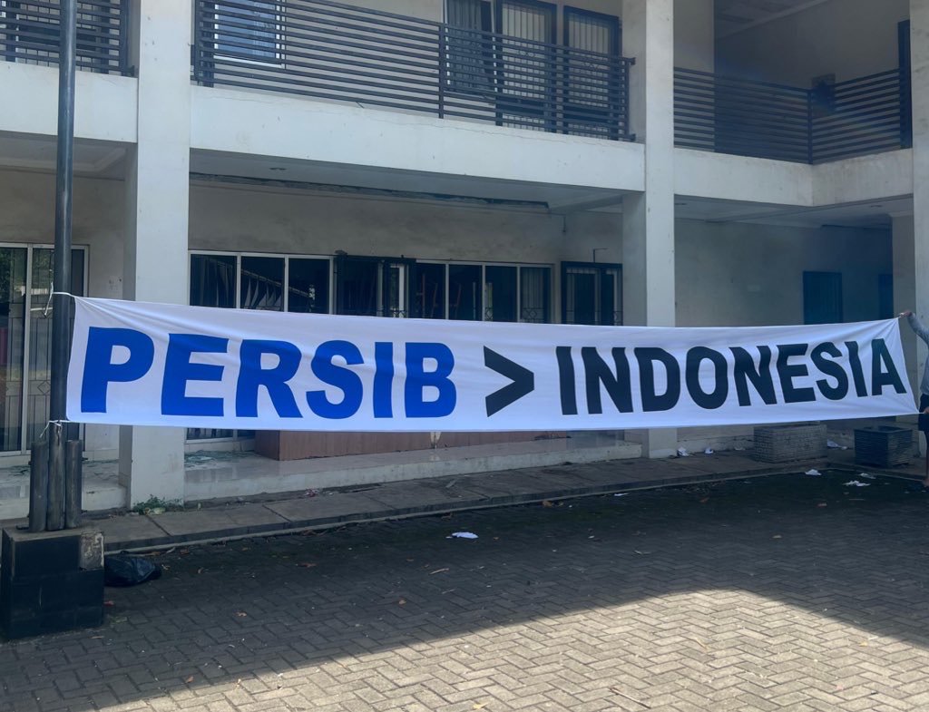 mhwnk_'s tweet photo. Nanaonan wkwkwk mending ngibarin bendera Persib https://t.co/8svDWBC19R