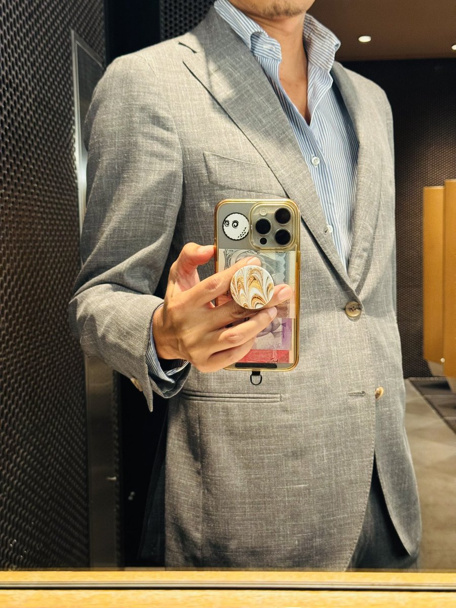 suittoero's tweet photo. 暑いとはいえ上着を着てても全然平気な感じ

#スーツ男子 https://t.co/hSpjPuax33