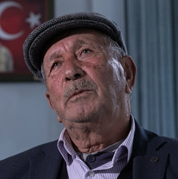 bayrakmedya's tweet photo. 📢 Şehit Ömer Halisdemir'in Babası Hasan Hüseyin Halisdemir:

​🔸 "Hani Ömer şehit oldu ama ruhu geziyor. Rüyalarıma gelir; 'Ömer ne yapıyorsun oğlum?' derim, 'Baba nöbetteyim' der."

​🔸 "Daha hâlâ adam şehit oldu, daha nöbet bekliyor."

​🔸 "Ömer'im için 'Baba' derdim, 'Babam' derdim, 'Yiğidim' derdim... Ama bana öyle bir şehadetlik verdi ki, Türkiye'yi bana bağışladı."

​🔸 "Elbiseni saklıyorum, her bayramlarda kokluyorum. 'Gelir' diye bekliyorum... Gelmez oldun oğul, oğul..."