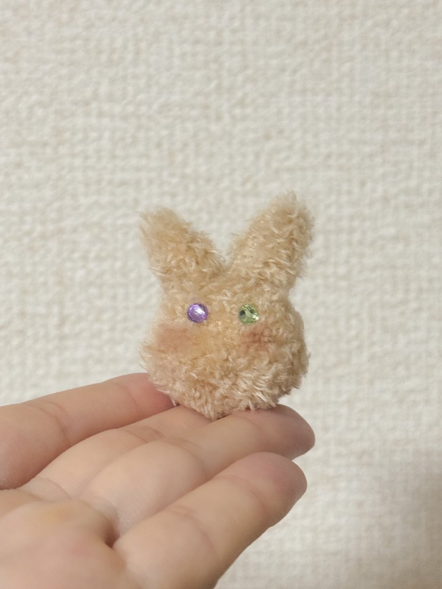 nippi1011's tweet photo. 早速2人、作って連れて歩いてみました💚💜
動物何にしようか迷ったけど、
幼い頃からうちにいた子ってずっとウサギだったのでどちらもウサギにしました🐰

片方はロップ耳ちゃん。
もう片方はまんまるおチビちゃん。

こりゃあ愛着湧いちゃいますね。
今度リボンとか付けてあげようと思います⋆ 𐙚 ̊.

あとはもう少し大きい子がいてもいいなぁ🫶🏻