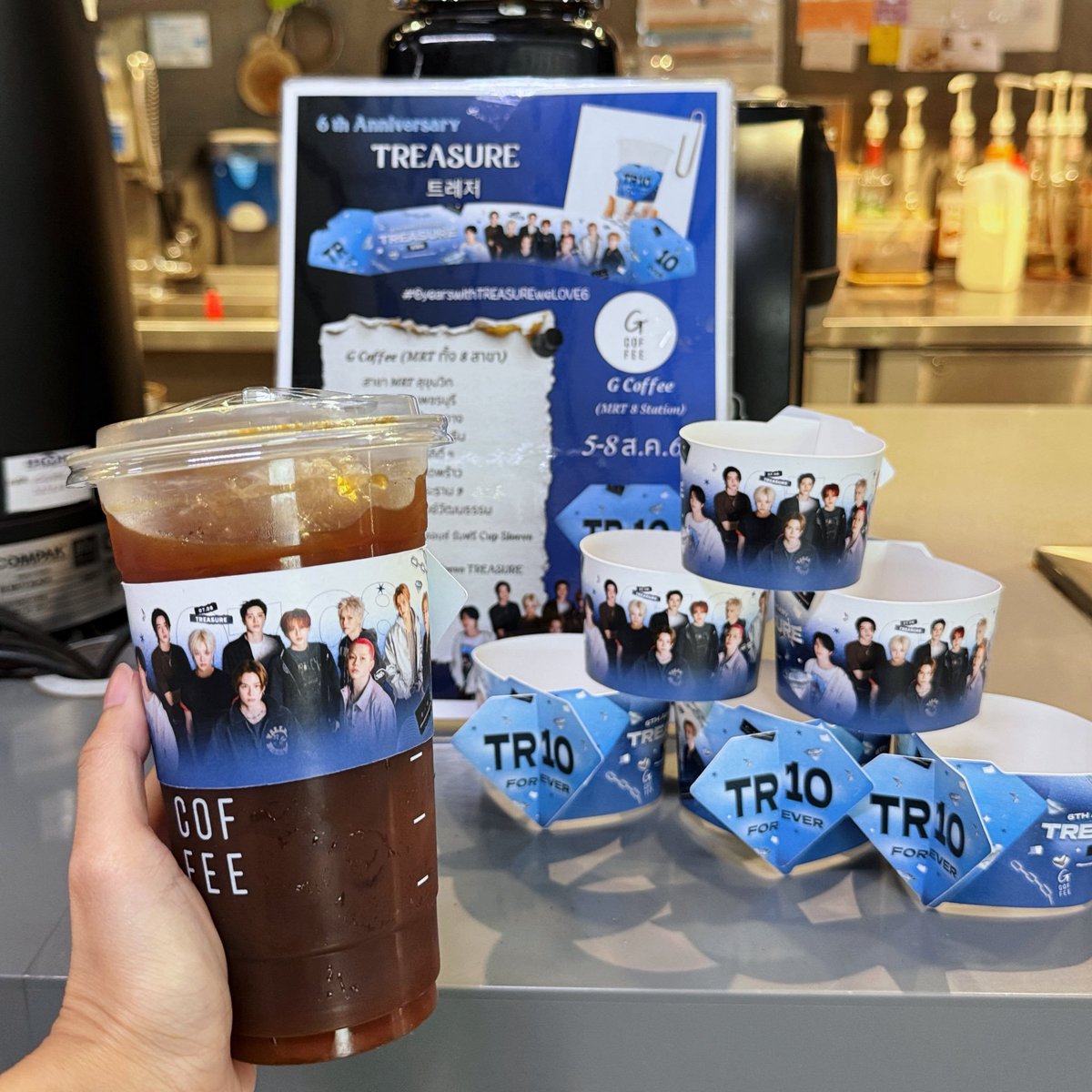 PARKJIHOONTH_'s tweet photo. [📢] Update Cupsleeve TR10 [G COFFEE] ณ เวลา 17.14 น.

สาขา MRT สุขุมวิท = หมด
สาขา MRT เพชรบุรี = 17
สาขา MRT ห้วยขวาง = 5
สาขา MRT พหลโยธิน = 14
สาขา MRT สิริกิติ์ ฯ = 8
สาขา MRT ลาดพร้าว =หมด
สาขา MRT พระราม 9 =  20
สาขา MRT ศูนย์วัฒนธรรม = 17

#6yearswithTREASUREweLOVE6 https://t.co/sIQrsly8wT
