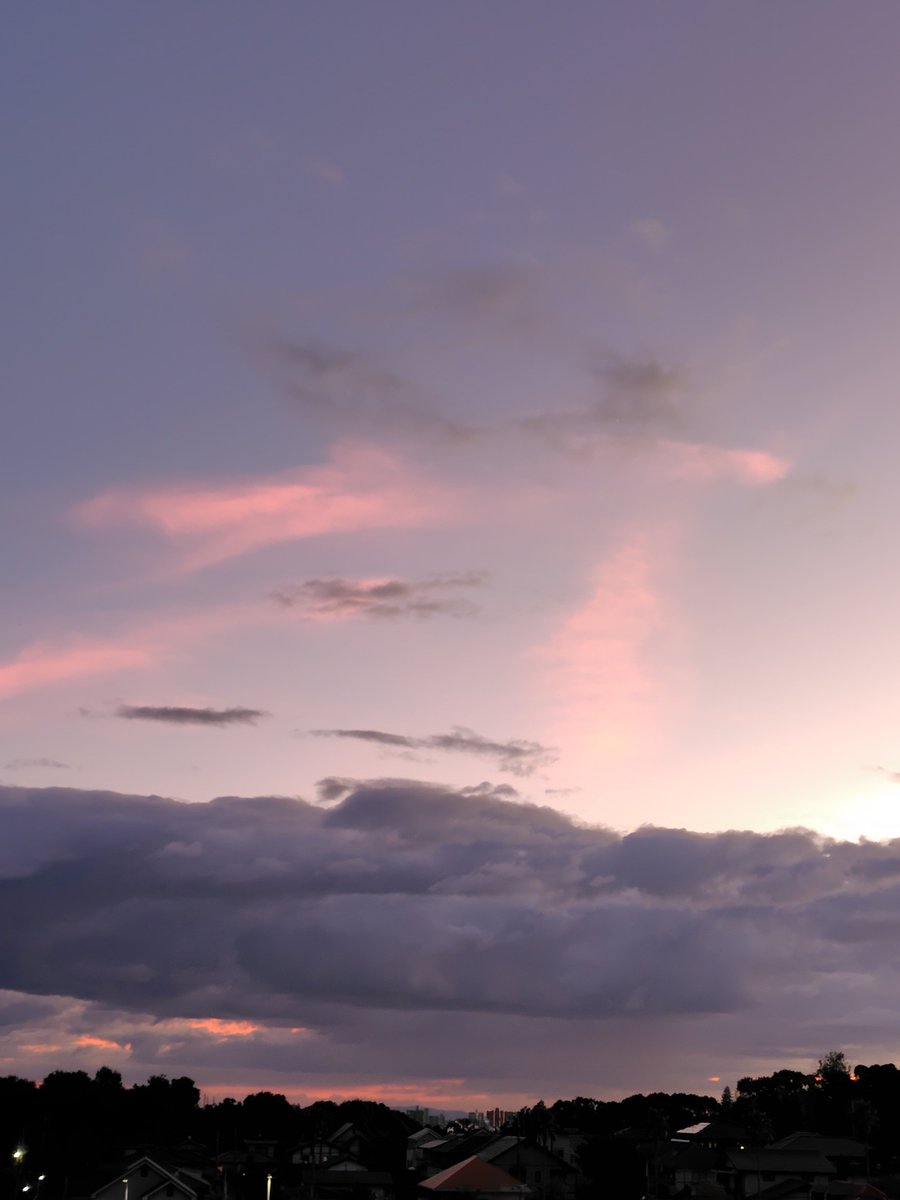 sakippow's tweet photo. 今日も暑かったです🥵
お疲れ様でした𓂃 𓈒𓏸𑁍

#夕暮れ　#お疲れ様 https://t.co/CZXscQIxSM