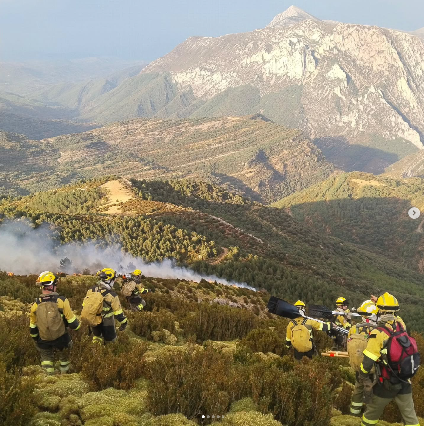 IIFFAragon's tweet photo. En estos momentos, 3 incendios forestales permanecen activos en #Aragón:
🔥#IFViu (Foradada del Toscar) 
🔥#IFLaCabezonada (La Fueva) 
🔥#IFSeira (Ribagorza) 
➡️Todos presentan una evolución favorable. 
🚒Continúan trabajando medios aéreos y terrestres de #INFOAR y @mitecogob https://t.co/gFqFRoWrBo