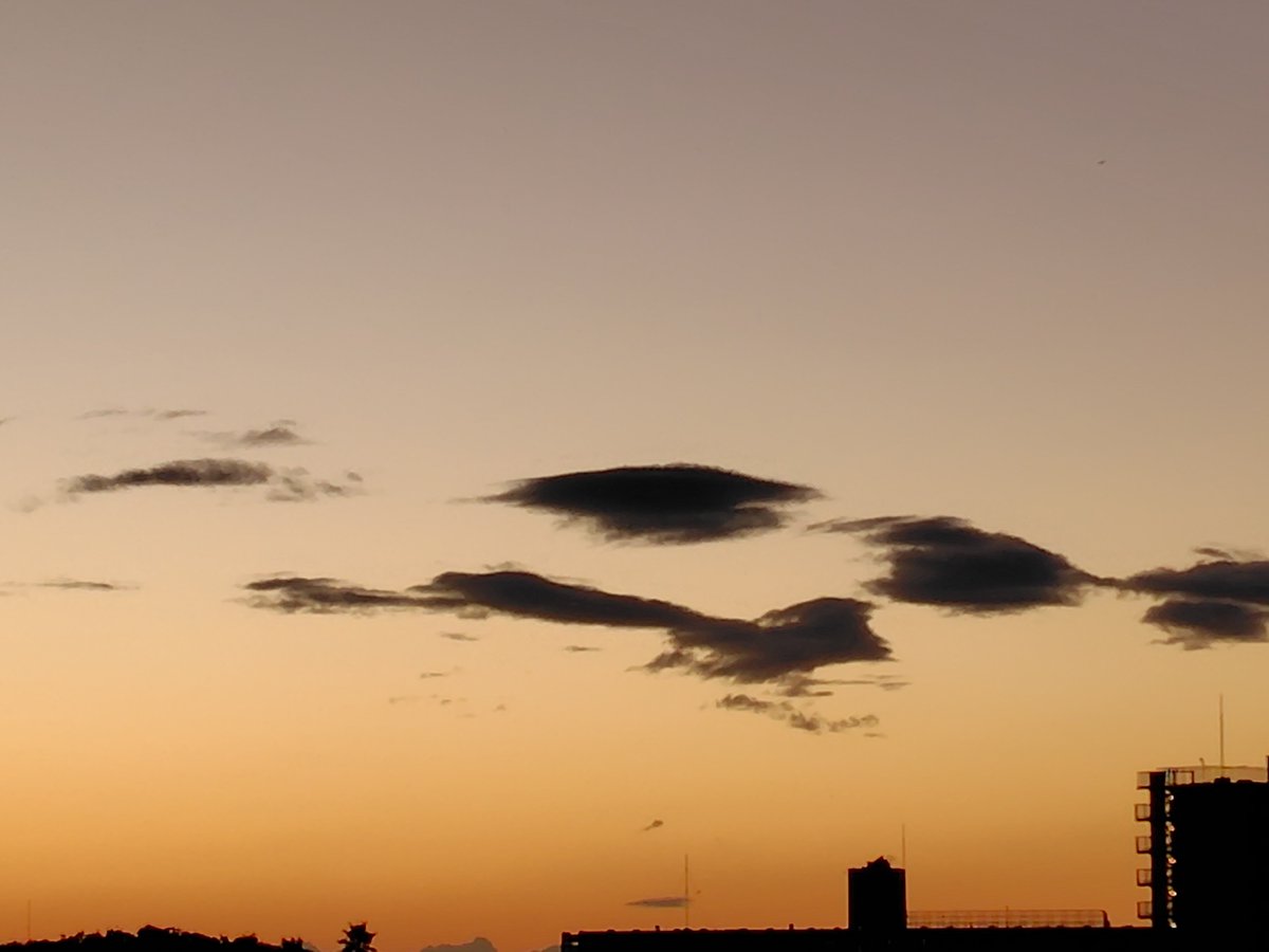 sakippow's tweet photo. 今日も暑かったです🥵
お疲れ様でした𓂃 𓈒𓏸𑁍

#夕暮れ　#お疲れ様 https://t.co/CZXscQIxSM